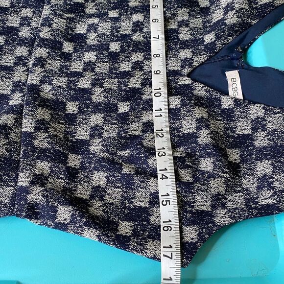BCBGeneration Navy Jacquard Textured V Neck V Back Skort Romper Women’s Size 4 - Picture 9 of 14